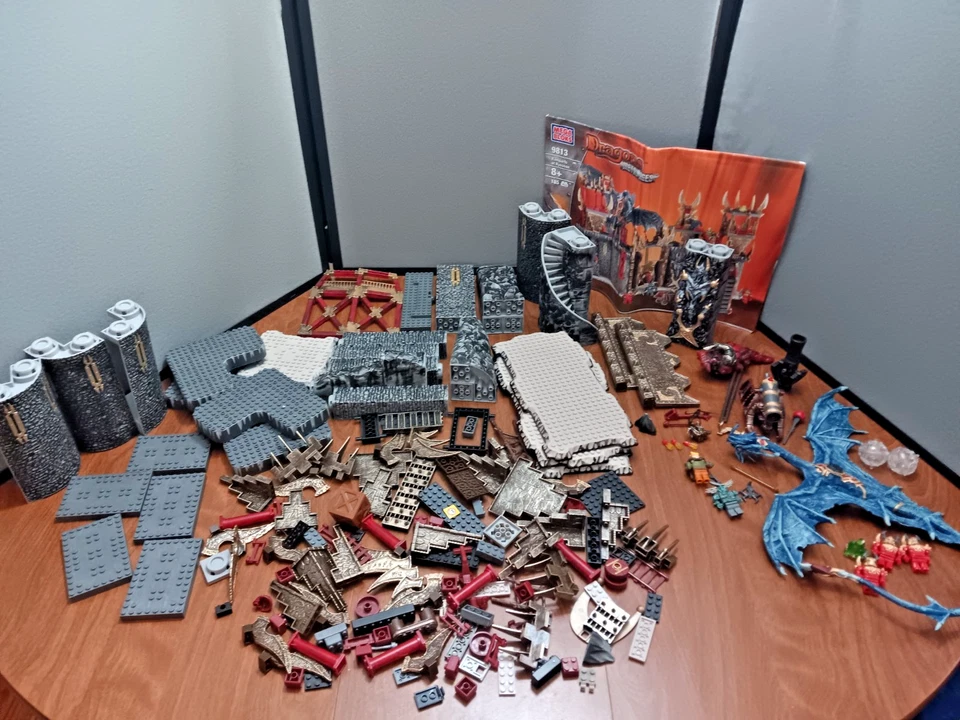 Mega Bloks Dragons Metal Ages Ramparts of Ryousan 9813 Parts and Pieces - Image 1 of 4