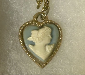 Ciondolo cammeo vintage cuore blu tono oro, anni '60 - Foto 1 di 6