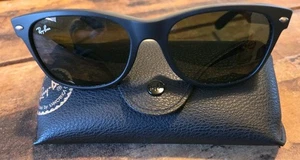 Ray-Ban New Wayfarer 2132 Sonnenbrille schwarz matt gummiertes Gestell Unisex - Bild 1 von 7