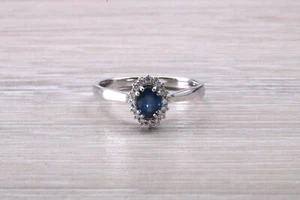Anillo de diamantes con zafiro azul y halo absolutamente hermoso - Imagen 1 de 9