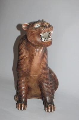 Figura de cerámica de un tigre gruñendo sentado en ancas, firmada, Japón Foto 1 de 4