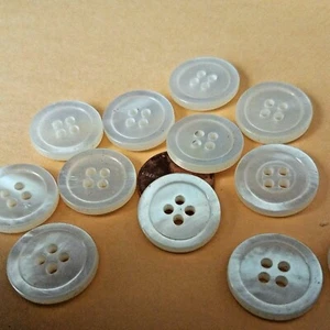 Set mit 12 Vintage Elfenbein Farbe 4 Loch RUNDE Knöpfe ca. 3/4". Nähen, Basteln - Bild 1 von 6