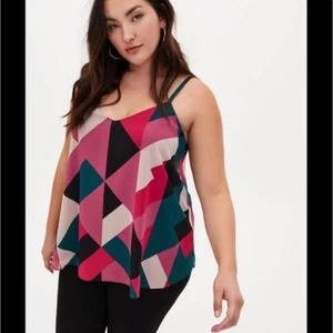 Cami in chiffon nuovo con etichette TORRID Sophie GEO PRINT taglia 1.. WOW!!! - Foto 1 di 4