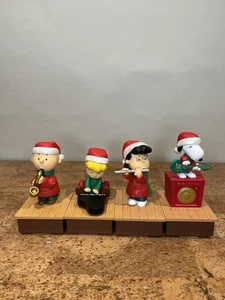 Hallmark Peanuts Wireless 2011 Banda de Navidad 4 Estatuillas Música Movimiento FUNCIONA - Imagen 1 de 6