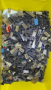 90x IC SOCKEL SORTIMENT 14 bis 28 POL DIVERSE Formen und Farben - Picture 1 of 2