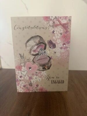 Tarjeta de felicitación de compromiso europea Second Nature Premium - Diseño de caja de anillo con G Foto 1 de 4