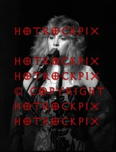 FOTO 8X10.5 DE STEVIE NICKS OF FLEETWOOD MAC EN CONCIERTO - Imagen 1 de 1