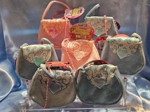 OLD EAST MAIN SET MIT SIEBEN KINDER PLÜSCH HANDTASCHEN MIT ACCS ARMBAND & HALSKETTE - Bild 1 von 17