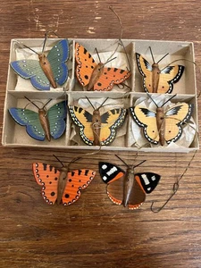 Juego de adornos de mariposa de madera pintados a mano vintage x8 caja mediados de siglo vacaciones - Imagen 1 de 6