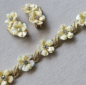 Vintage selten Coro zartes Hartplastik Blumen Armband und Ohrringe Demi Parure - Bild 1 von 13