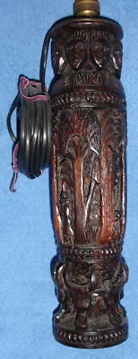 Totem Madagascar, Ancienne Sculpture ajourée en ébène avec personnages, palmiers - Photo 1/4