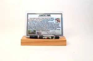 Pluma hecha con un sello de Parque Jurásico y conjunto de películas árbol madera fundida en acrílico. - Imagen 1 de 10
