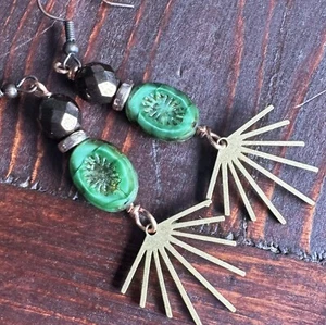 Pendientes colgantes de vidrio checo verde con latón - Imagen 1 de 8
