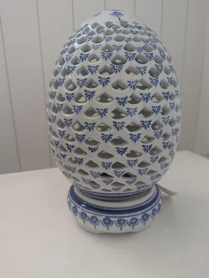 Винтажное сине-белое китайское фарфоровое пирсинговое световое яйцо с основанием - Изображение 1 из 4