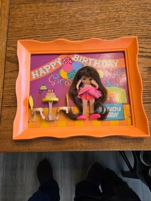 Конфеты Flatsy Happy день рождения кукла w/одежда стол стулья рамка - Изображение 1 из 4
