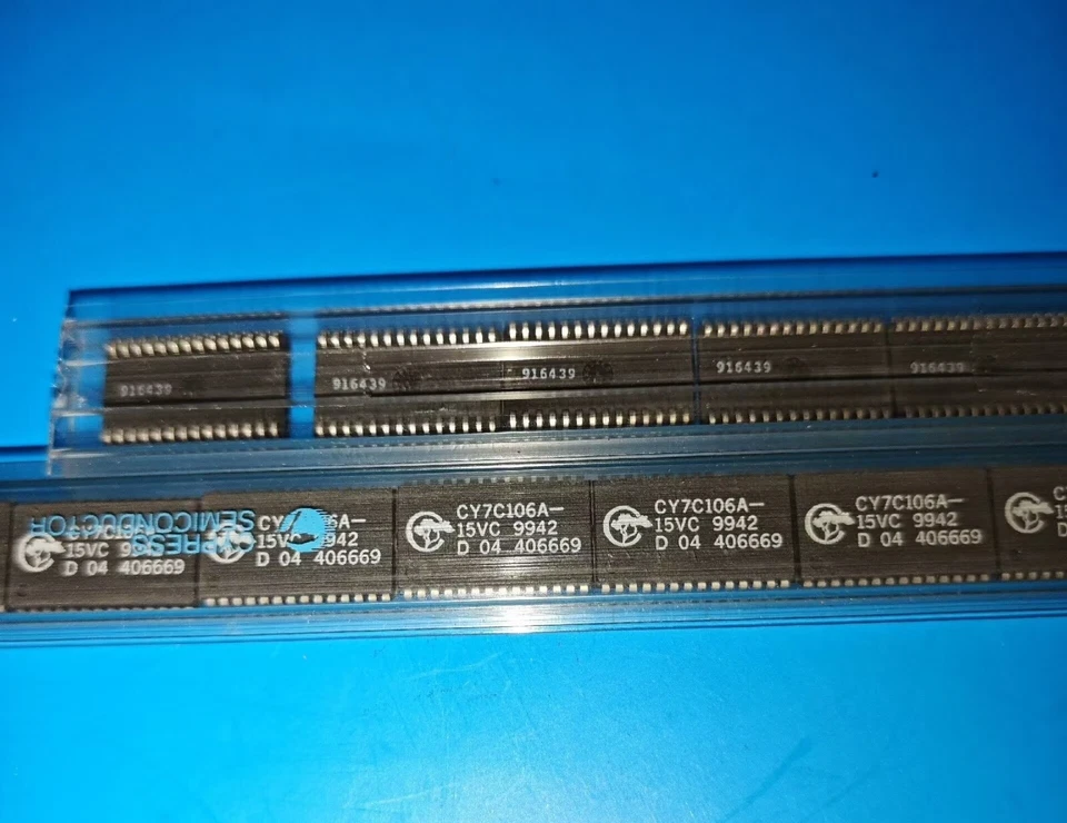QTY=1PCS   CYPRESS   CY7C106A-15VC SRAM, 256KX4, 15NS, CMOS, PDSO28 BRANDNEW DHL - Image 1 of 1