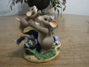 CHARMING TAILS LIFTED BY YOUR LOVE FIGURINE - Picture 1 of 4
