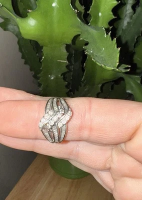 1 CT. T.W. Anillo cruzado de varias filas de diamantes redondos y baguette de oro blanco de 10 quilates Foto 1 de 4