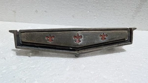 Chevy Caprice 1966 original guantera emblema insignia usada - Imagen 1 de 10