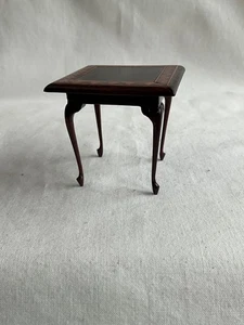 Casa de muñecas Lenor artesanal miniatura 2 1/4 soporte cuadrado mesa auxiliar con incrustaciones aspecto de madera - Imagen 1 de 7