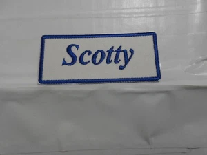 SCOTTY NUOVO RICAMATO CUCITO/FERRO SU NOME TOPPA COLORI ASSORTITI - Foto 1 di 5