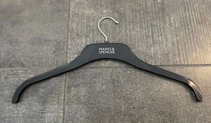 Marks & Spencers Kunststoff Aufhänger Großbritannien  - Bild 1 von 2