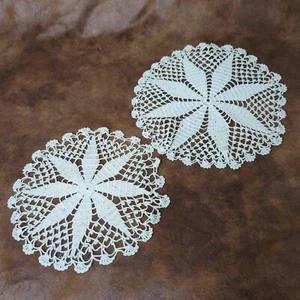 Paar passende Vintage weiße Deckchen Deckchen gehäkelt 9 & 8 cm rund - Bild 1 von 3