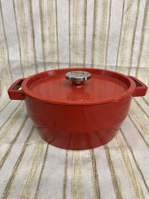 LE CREUSET STYLE RED ENAMEL CAST IRON  COOKING POT W LID PYREX  3.6L  PRE LOVED - Image 1 of 4