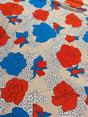 Tejido elástico floral azul y rojo con estampado de borde único  Foto 1 de 3