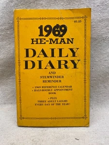 Vintage 1969 He-Man Daily Diary & Stemwinder Reminder Risque Humor Arroco Pub. - Foto 1 di 4