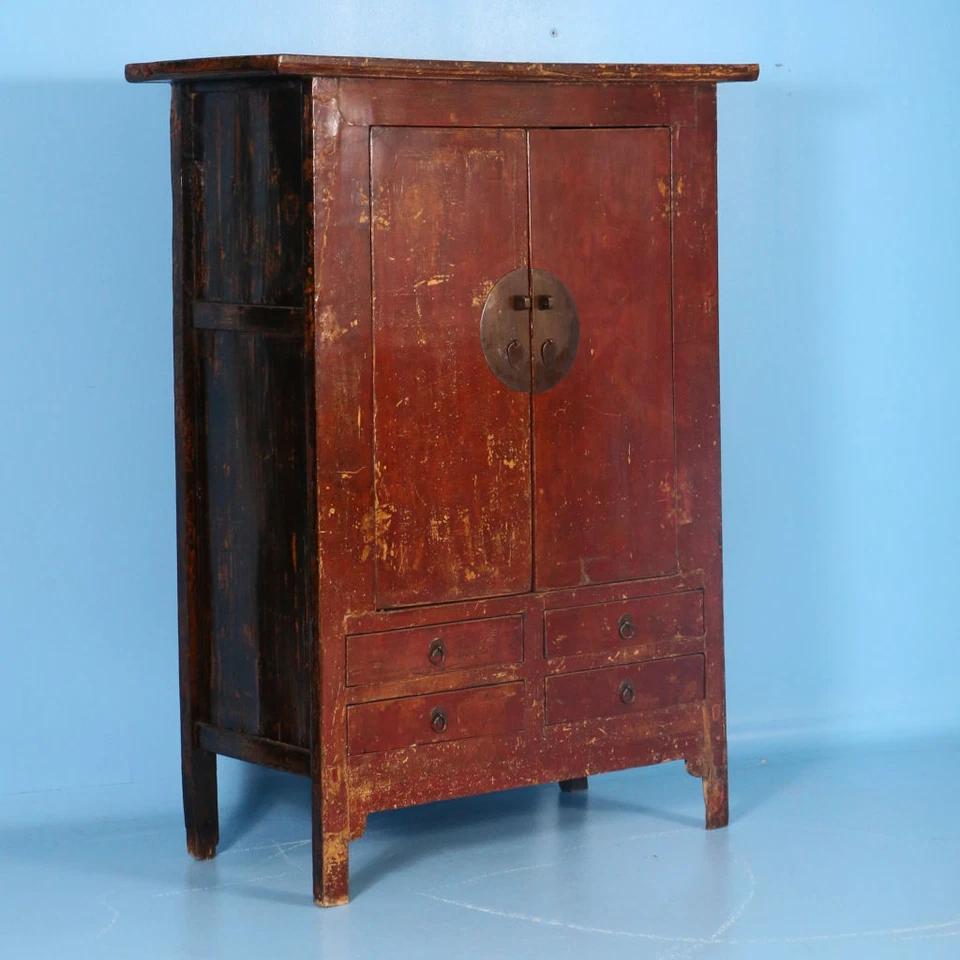Armario grande antiguo lacado rojo del siglo XIX de Shanxi, China  Foto 1 de 4