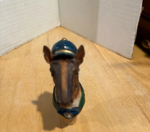 HANDGEFERTIGTER KUNSTHARZ GESCHNITZTER PFERDEKOPF WEINFLASCHENVERSCHLUSS MIT BRAUNEN AUGEN REITERKAPPE - Bild 1 von 4