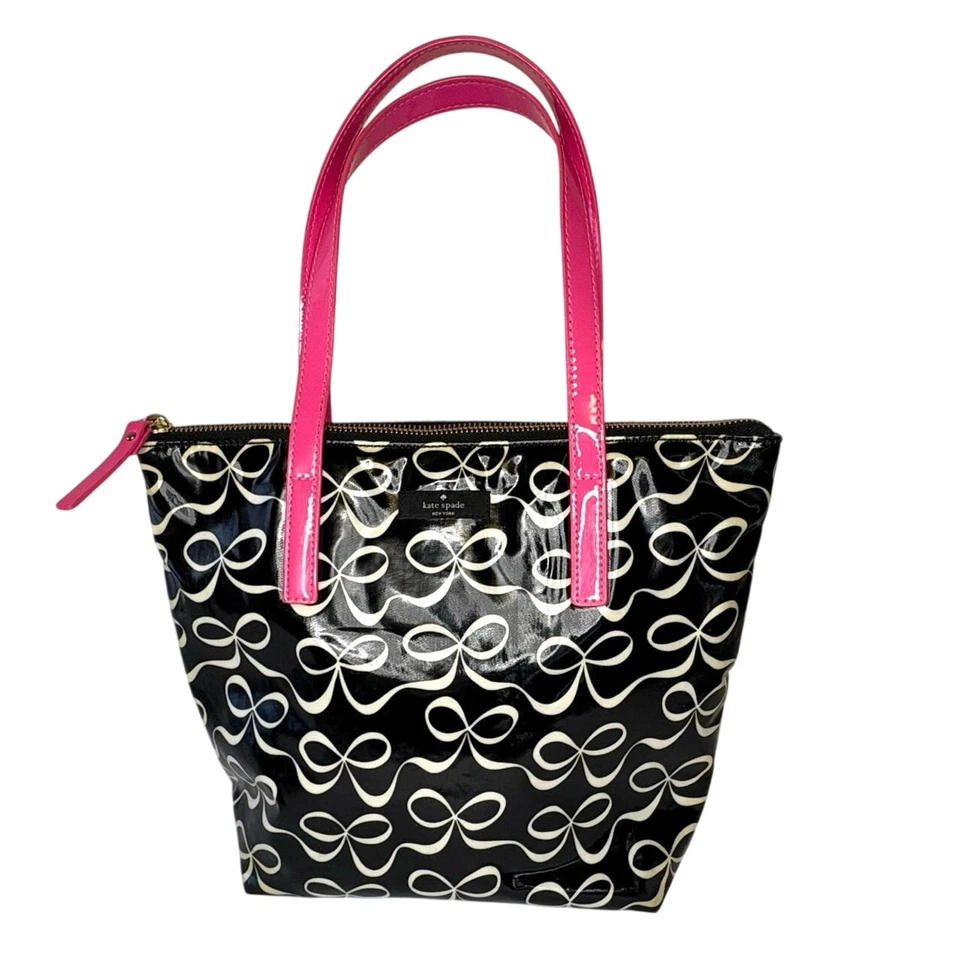 Bolso de mano pequeño Kate Spade con moño de vinilo negro blanco rosa | Cartera con asa superior Foto 1 de 4