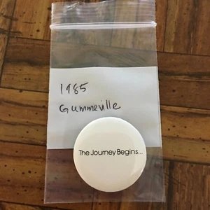 1985 Gummeville THE JOURNEY STARTS... Promo Pin Pinback Button Rare - Bild 1 von 1