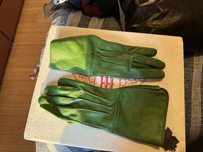 Guantes de cosplay de cuero verde con guantelete verdes  Foto 1 de 3