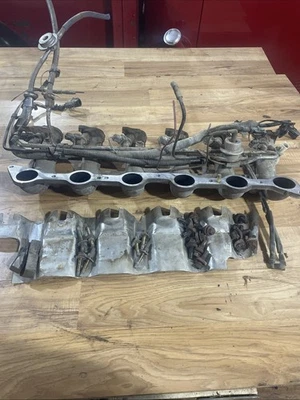 Colector de admisión inferior Ford 87-96 F150 F250 4,9 L 300 RF-E7TE-9K461-A5E con pernos Foto 1 de 4