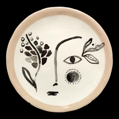 Prato de Sobremesa Anthropologie Goddess Hestia - 8" Preto Branco Rosto Amor é Amor - Imagem 1 de 4