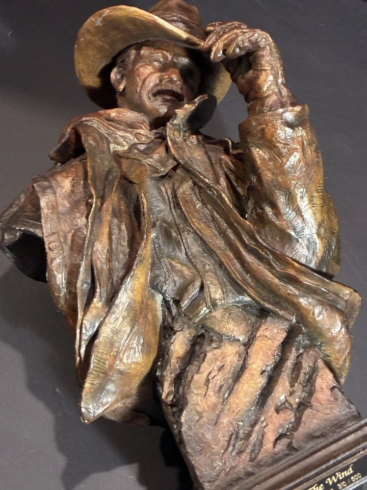 Escultura em resina fundida Against The Wind Stephen Herrera - Imagem 1 de 4