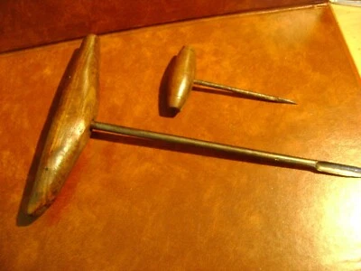 ANCIENNE  Tarière gouge mèche 5mm +petit pointeau , Menuisier  Manches Chêne - Photo 1/4
