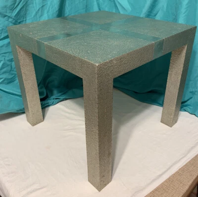 Mesa cuadrada de diseño Stephanie Odegard martillada bronce blanco sobre teca Foto 1 de 4