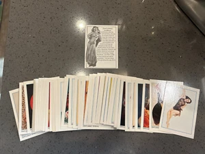 PINUPS DE HOLLYWOOD: EDAD DE ORO DE LAS ESTRELLAS DE CINE DE HOLLYWOOD PINUP ESTILO 50 Juego de 50 Tarjetas - Imagen 1 de 2