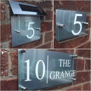 MODERN HOUSE SIGN PLAQUE WHITE DOOR NUMBER STREET GLASS EFFECT ACRYLIC ALUMINIUM - Picture 1 of 11