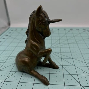 Figura de metal vintage. Unicornio de latón liso sentado. 4,5" de alto. - Imagen 1 de 7