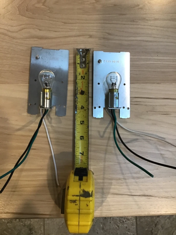 DOS enchufes de reparación de luces traseras con doble cable + bombilla de tierra 2057 y placa posterior Foto 1 de 1