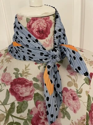 Jo & Mr Joe Bufanda Bandana Azul Claro y Negro Lunares Naranja Borde Plisado Foto 1 de 4