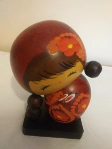 Japanese Kokeshi Wooden Doll Hand Carved Detail Red Hat & Kimono Leaning Over 4" - Picture 1 of 8