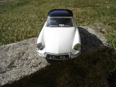 SOLIDO Citroen DS 19 1/18e avec suspension et support en bel état direction ok - Photo 1/4