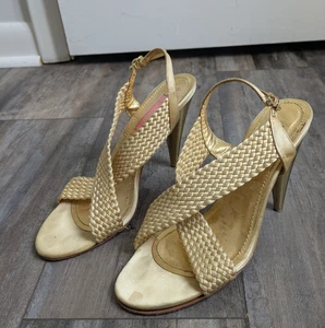 Sandali Betsey Johnson oro pallido tessuto raso glam ragazza tacco 8 1/2 m cinturino Y2K - Foto 1 di 4
