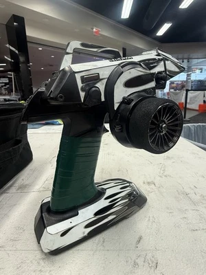 Sanwa M12S com envoltório personalizado STICKIT1 e estojo Jconcepts - Imagem 1 de 4