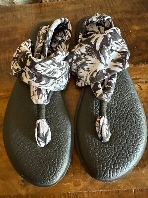Sandalias chanclas Sanuk para mujer con cabestrillo de tela floral negro/gris talla 9 Foto 1 de 4